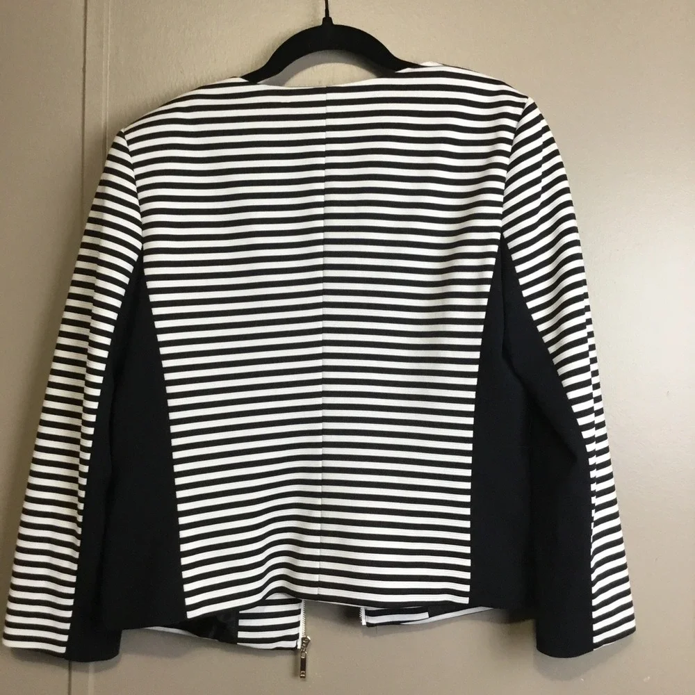 LADIES SIZE 8 FULLY LINED IVANKA TRUMP BLACK & WHITE‎ STRIPED JACKET Classy